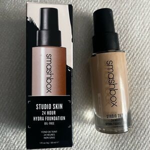 smashbox studio skin 24 hour oil free hydra foundation color 1.0 skin tone Fair